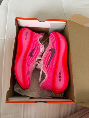 Nike Women’s vomero Hot Pink and Light Pink Running Shoes